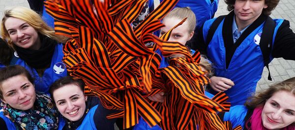 Участники стартовавшей Всероссийской ежегодной акции Георгиевская ленточка Участники стартовавшей Всероссийской ежегодной акции Георгиевская ленточка - Sputnik Ўзбекистон