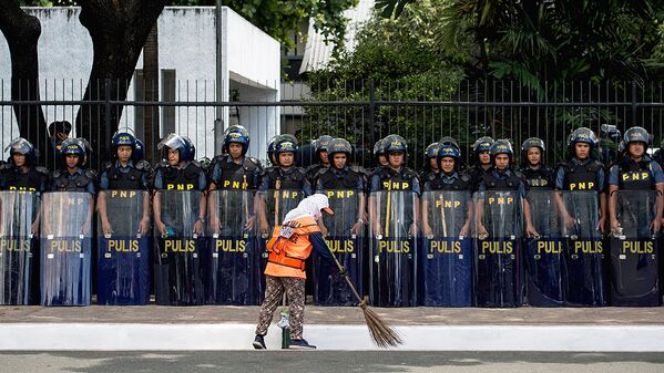 Дворник убирается перед полицией в Маниле - Sputnik Узбекистан
