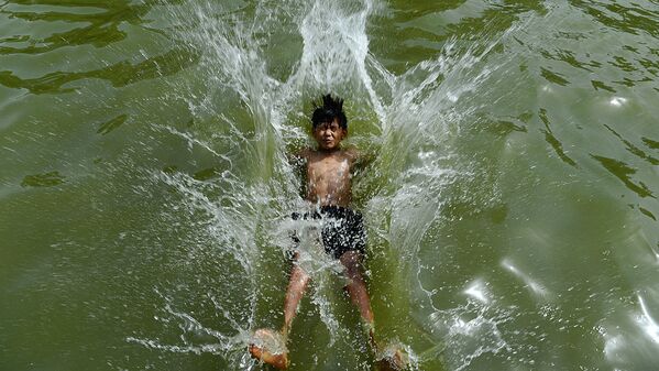 Девочка прыгает в бассейн в Нью-Дели - Sputnik Узбекистан