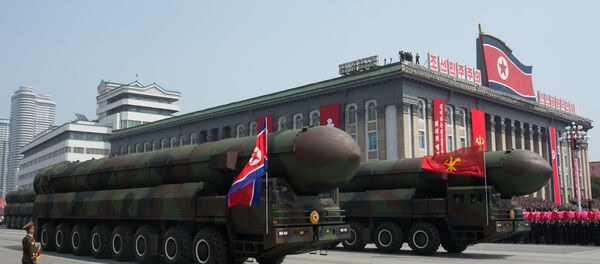 КХДРда Ким Ир Сеннинг 105 йиллигига бағишлаб ўтказилган ҳарбий парад КХДРда Ким Ир Сеннинг 105 йиллигига бағишлаб ўтказилган ҳарбий парад - Sputnik Ўзбекистон