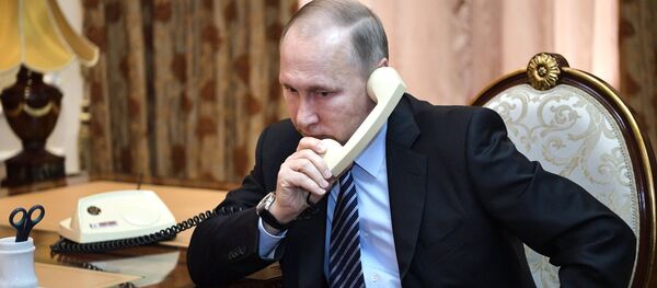 Президент РФ Владимир Путин во время телефонного разговора - Sputnik Узбекистан