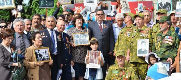 Бессмертный полк прошел в Душанбе Бессмертный полк прошел в Душанбе - Sputnik Узбекистан