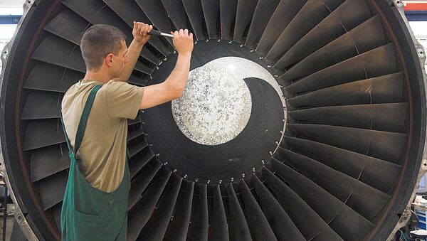 Сотрудник проводит техническое обслуживание двигателя самолета - Sputnik Ўзбекистон