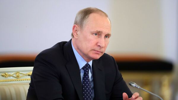Президент РФ В. Путин провел совместное заседание Госсовета и Комиссии по мониторингу достижения целевых показателей социально-экономического развития страны - Sputnik Узбекистан