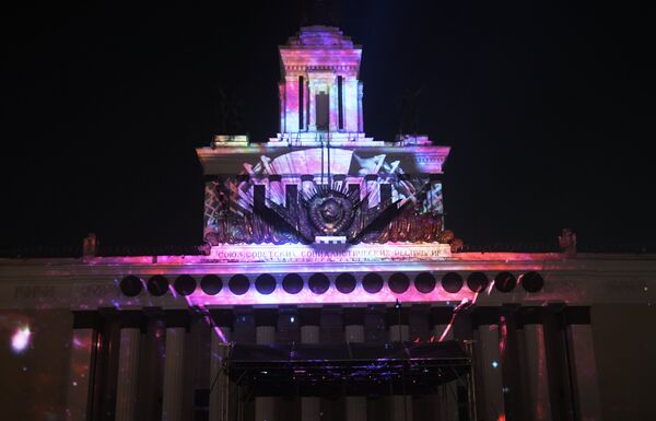 Световая инсталляция на фасаде павильона ВДНХ на московском международном фестивале Круг света - Sputnik Узбекистан