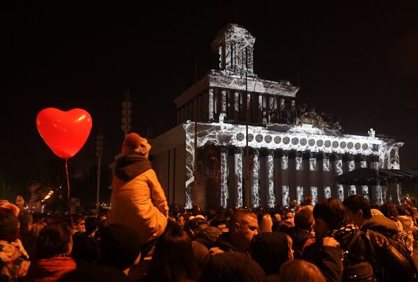 Световая инсталляция на фасаде павильона ВДНХ на московском международном фестивале Круг света - Sputnik Узбекистан