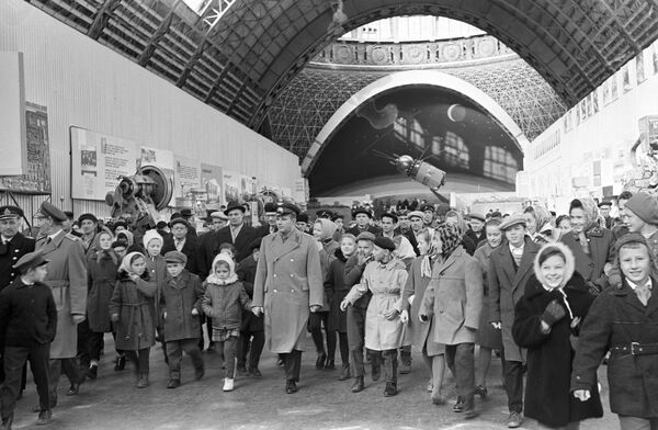 Юрий Гагарин, летчик-космонавт СССР, с дочерью в павильоне Космос ВДНХ СССР - Sputnik Узбекистан