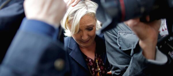 Кандидат в президенты Франции Марин Ле Пен, окруженная телохранителями - Sputnik Узбекистан