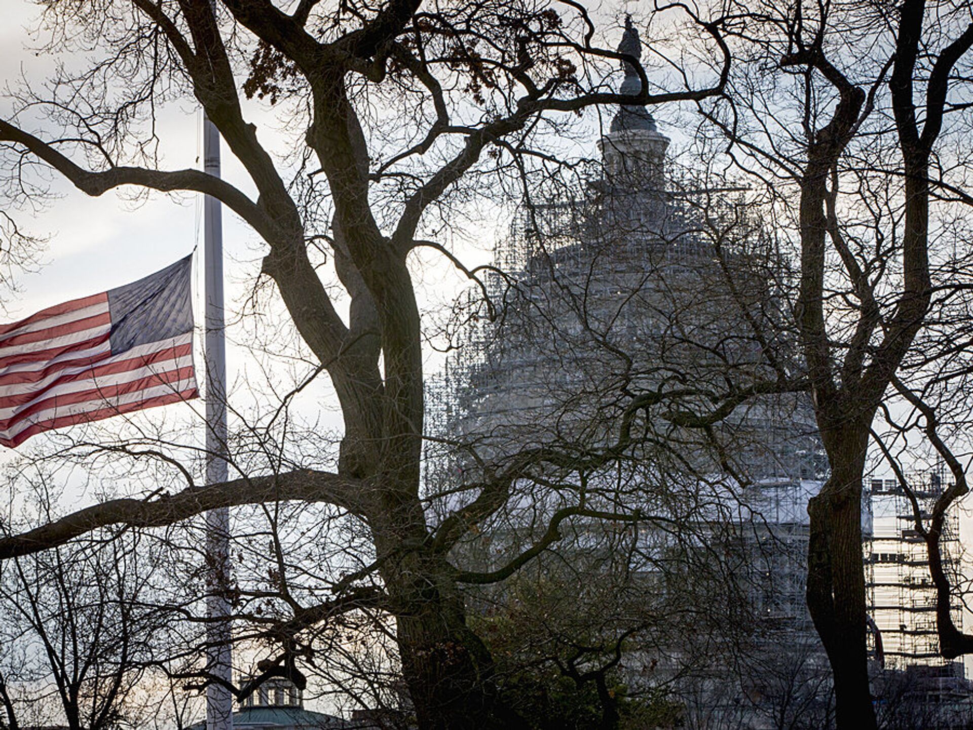 Мир без запада. Здание Капитолия США. Американский флаг. Флаг России над Вашингтоном.