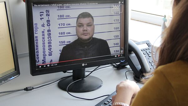 Девушка смотрит ролик о мошеннике - Sputnik Узбекистан