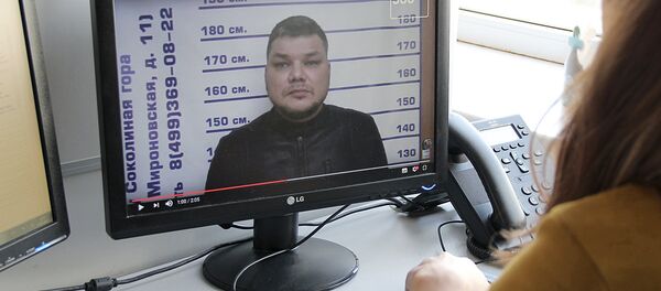 Девушка смотрит ролик о мошеннике - Sputnik Узбекистан