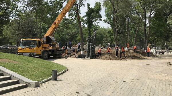 Установка памятника Шаахмеду Шамахмудову Установка памятника Шаахмеду Шамахмудову - Sputnik Узбекистан