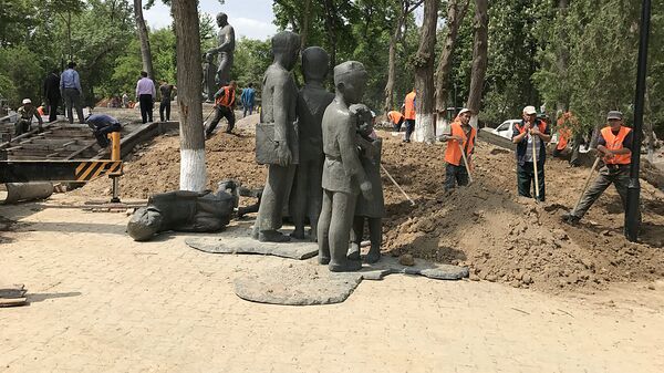 Установка памятника Шаахмеду Шамахмудову Установка памятника Шаахмеду Шамахмудову - Sputnik Узбекистан