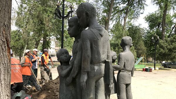Установка памятника Шаахмеду Шамахмудову - Sputnik Узбекистан