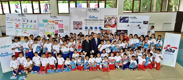 Президент AIBA посетил в детский тренировочный центр по боксу - Sputnik Ўзбекистон