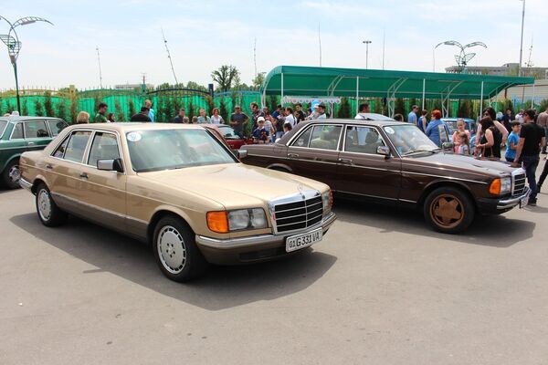 Mercedes 200 avtomobili, Toshkentda boʻlib oʻtgan retro-avtomobillar koʻrgazmasi - Sputnik Oʻzbekiston