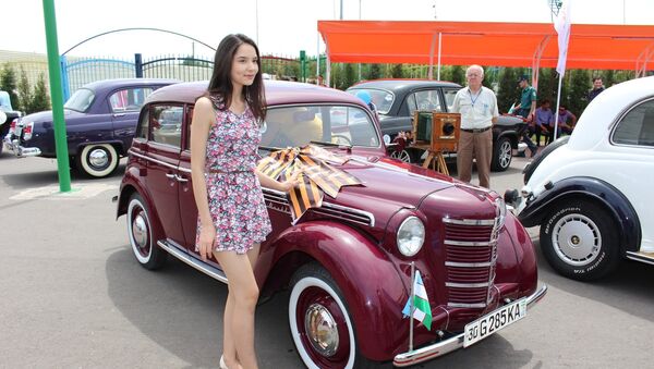 Автомобиль Москвич 401 ЗМА на выставке ретро-автомобилей в Ташкенте - Sputnik Узбекистан