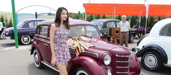 Автомобиль Москвич 401 ЗМА на выставке ретро-автомобилей в Ташкенте - Sputnik Узбекистан