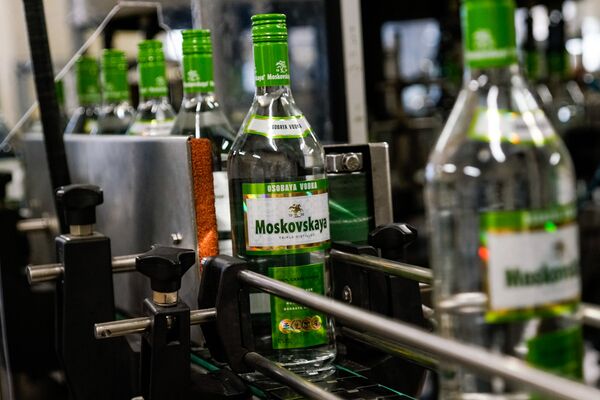 Знаменитая Московская водка производится только в Латвии Знаменитая Московская водка производится только в Латвии - Sputnik Узбекистан