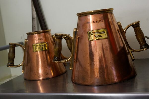 Мерные медные вёдра на 5 и 10 литров Мерные медные вёдра на 5 и 10 литров - Sputnik Узбекистан
