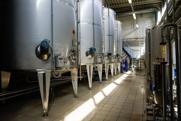 В цистернах хранится готовый алкоголь, который затем поступает на линии разлива и упаковки В цистернах хранится готовый алкоголь, который затем поступает на линии разлива и упаковки - Sputnik Узбекистан