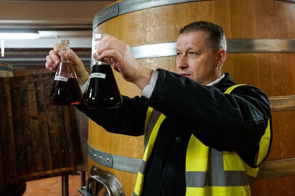 Экскурсовод Латвияс Бальзамс - директор по производству Рональд Жаринов Экскурсовод Латвияс Бальзамс - директор по производству Рональд Жаринов - Sputnik Узбекистан