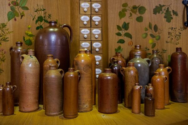 Эволюция глиняной бутылки для Рижского бальзама Эволюция глиняной бутылки для Рижского бальзама - Sputnik Узбекистан