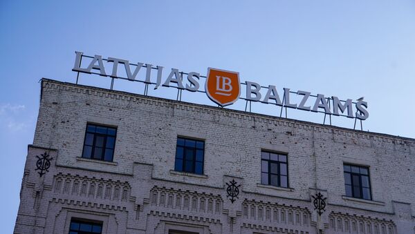 Фасад и логотип здания завода производства алкогольной продукции Латвияс Бальзамс - Sputnik Узбекистан