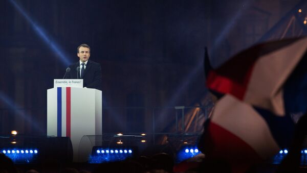 Лидер движения En Marche Эммануель Макрон, победивший на президентских выборах во Франции, во время своей победной речи перед Лувром в Париже. - Sputnik Узбекистан