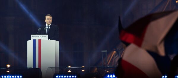 Лидер движения En Marche Эммануель Макрон, победивший на президентских выборах во Франции, во время своей победной речи перед Лувром в Париже. - Sputnik Узбекистан