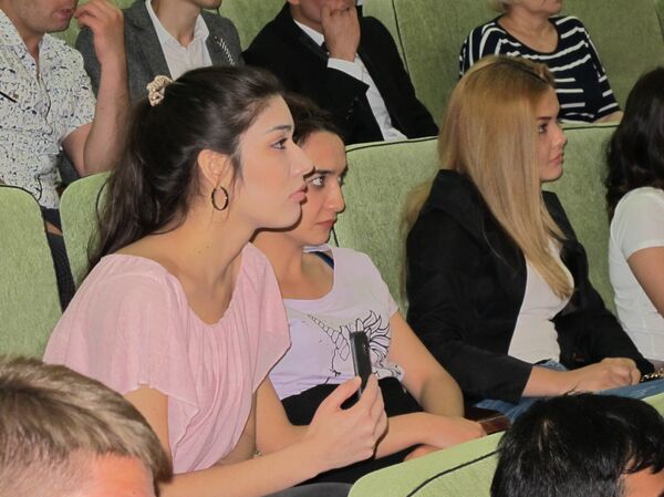 Дмитрий Дюжев рассказал о своей карьере студентам - Sputnik Узбекистан