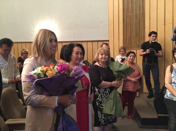 Зрители поздравляют Дмитрия Дюжева после моноспектакля Евгений Онегин Зрители поздравляют Дмитрия Дюжева после моноспектакля Евгений Онегин - Sputnik Узбекистан