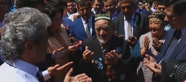 Ташкентцы возложили цветы к мемориалу Скорбящая мать - Sputnik Узбекистан