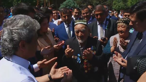 Ташкентцы возложили цветы к мемориалу Скорбящая мать - Sputnik Узбекистан
