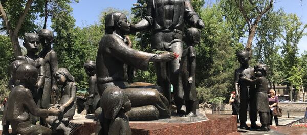 Do‘stlik bog‘ida Shomahmudovlar oilasiga haykal o‘rnatildi, ochilish marosimidan surat - Sputnik O‘zbekiston