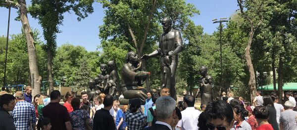 Монумент семье Шамахмудовых в Саду дружбы - Sputnik Узбекистан