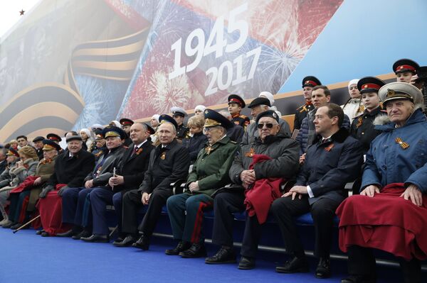 Президент РФ В.Путин и премьер-министр РФ Д.Медведев на военном параде в честь 72-й годовщины Победы в ВОВ - Sputnik Узбекистан