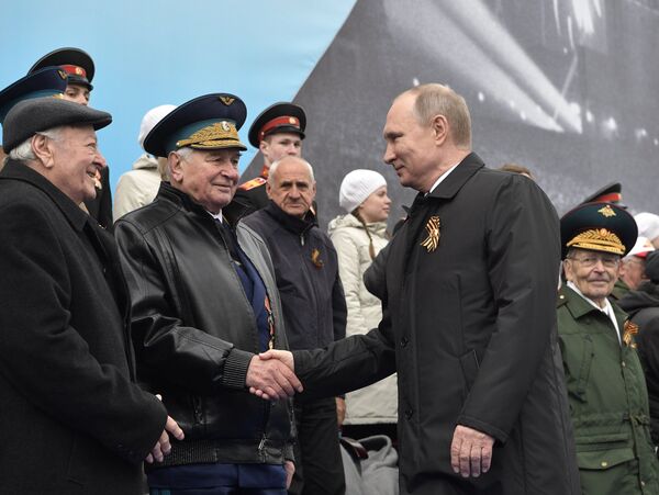 Президент РФ В.Путин и премьер-министр РФ Д.Медведев на военном параде в честь 72-й годовщины Победы в ВОВ - Sputnik Узбекистан