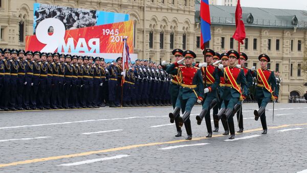 Военнослужащие во время военного парада в Москве, посвящённого 72-й годовщине Победы в Великой Отечественной войне 1941-1945 годов - Sputnik Узбекистан