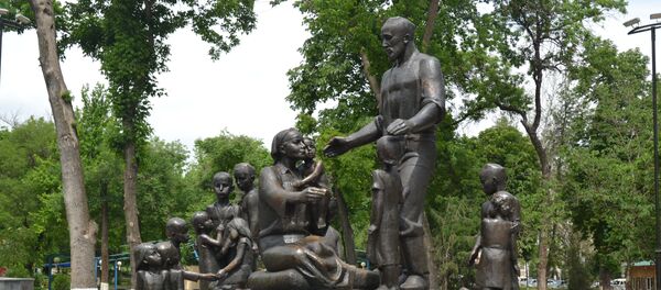 Монумент семье Шамахмудовых в Саду дружбы Монумент семье Шамахмудовых в Саду дружбы - Sputnik Узбекистан