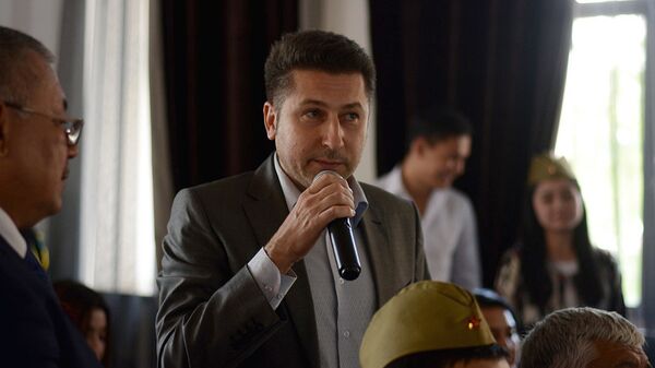 Участник акции, организованной узбекским сообществом, которая была посвящена Дню Победы, Памяти и Почестей Участник акции, организованной узбекским сообществом, которая была посвящена Дню Победы, Памяти и Почестей - Sputnik Узбекистан