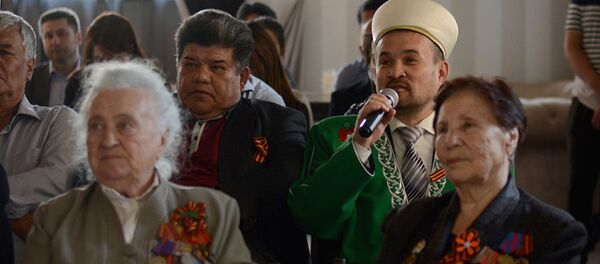 Участник акции, организованной узбекским сообществом, которая была посвящена Дню Победы, Памяти и Почестей Участник акции, организованной узбекским сообществом, которая была посвящена Дню Победы, Памяти и Почестей - Sputnik Узбекистан