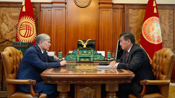 Президент Кыргызстана Алмазбек Атамбаев и премьер-министр Сооронбай Жээнбеков - Sputnik Узбекистан