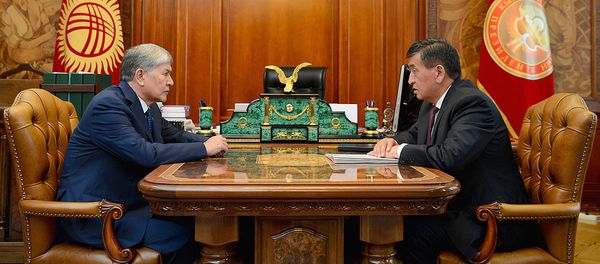Президент Кыргызстана Алмазбек Атамбаев и премьер-министр Сооронбай Жээнбеков Президент Кыргызстана Алмазбек Атамбаев и премьер-министр Сооронбай Жээнбеков - Sputnik Узбекистан