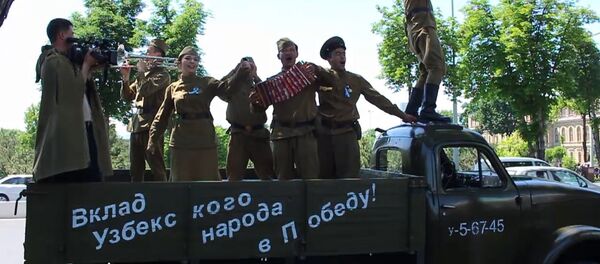 Пойтахт кўчаларида уруш фахрийлари учун кичик концерт бўлиб ўтди Пойтахт кўчаларида уруш фахрийлари учун кичик концерт бўлиб ўтди - Sputnik Ўзбекистон