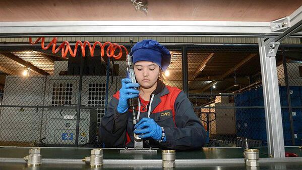 Женщина приваривает деталь к заготовке крана - Sputnik Узбекистан