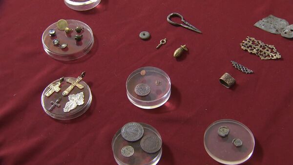 Археологи показали найденные монеты эпохи Ивана Грозного - Sputnik Узбекистан