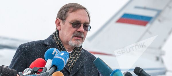 Чрезвычайный и полномочный посол России в Армении Иван Волынкин в аэропорту Эребуни перед отправкой гуманитарного груза из Армении в Сирию - Sputnik Узбекистан