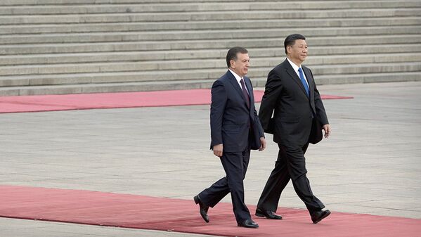 Председатель КНР Си Цзиньпин и президент Узбекистана Шавкат Мирзиёев во время церемонии приветствия в Пекине - Sputnik Узбекистан