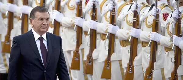 Президент Узбекистана Шавкат Мирзиёев проходит мимо почетного караула во время церемонии приветствия в Пекине - Sputnik Узбекистан